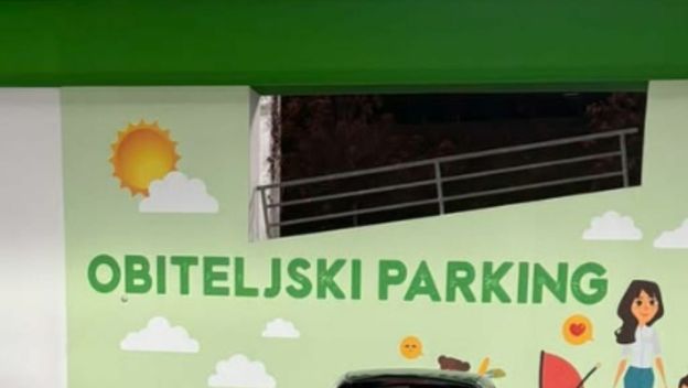 Bezobrazno parkiranje ispred šoping centra