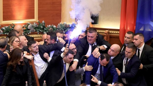 Tučnjava u albanskom parlamentu