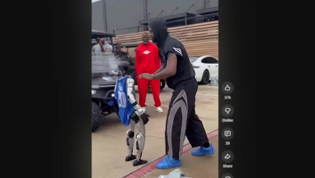 Kyrie Irving i robot