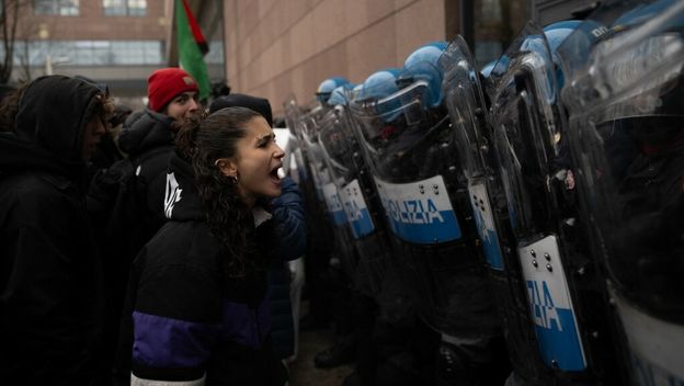 Talijanska policija i prosvjednici, ilustracija