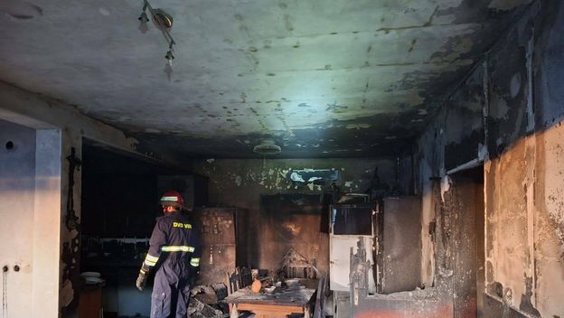 Izgorio kat kuće na otoku Viru - 3