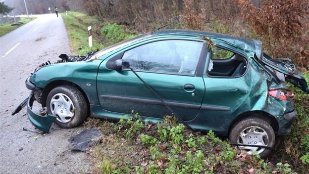 Vozačica i dijete ozlijeđeni u prevrtanju automobila