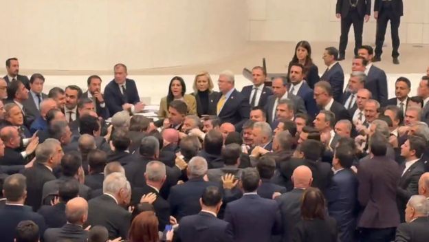 Tučnjava u parlamentu