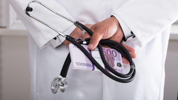 Lažni liječnik opet operira, ilustracija