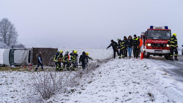 Vatrogasci izvukli osobu koja je teretnim vozilom sletjela s ceste
