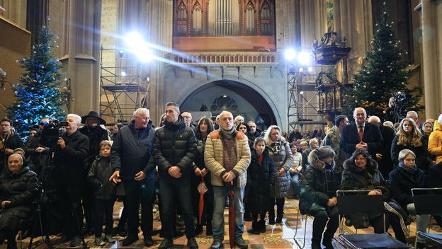 Polnoćku u Zagrebačkoj katedrali nakon pet godina obnove predvodio zagrebački nadbiskup Dražen Kutleša - 32