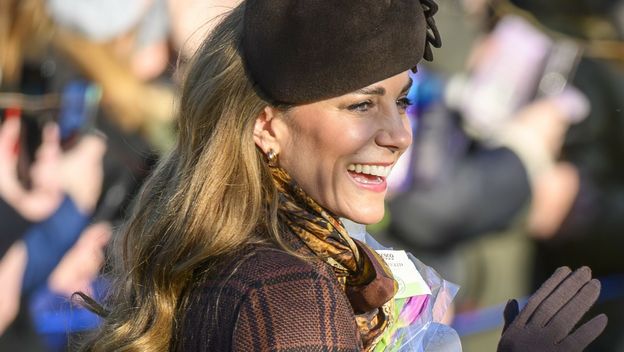 Princeza od Walesa na božićnoj misi u smeđoj boji od glave do pete - 4