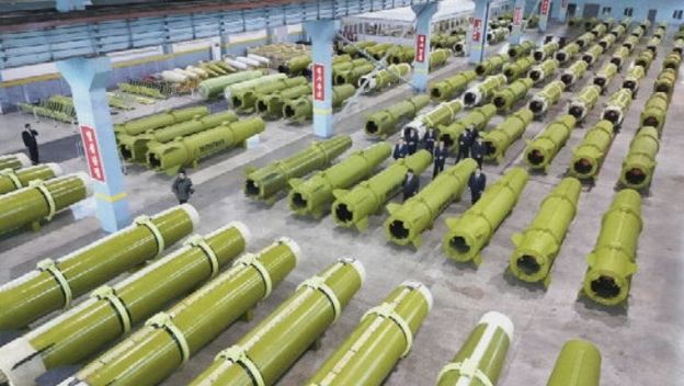 Kim Jong Un u tvornici streljiva, screenshot