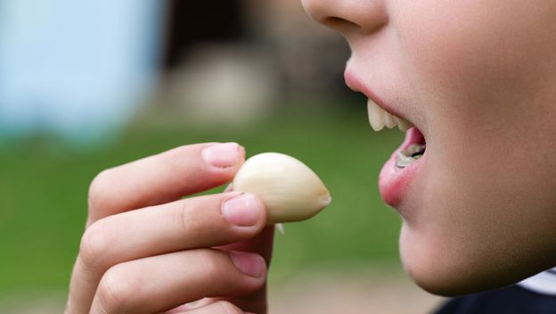 Djevojka jede češnjak