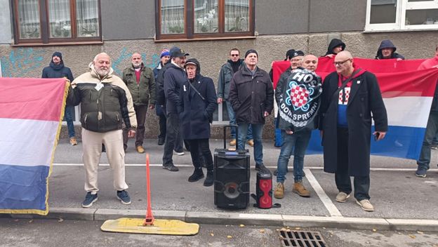 Okupljanje ispred Tomaševićeva stana - 1