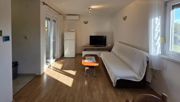 Mir uz more u Okrugu Gornjem: Stan koji poziva na opušteni mediteranski život