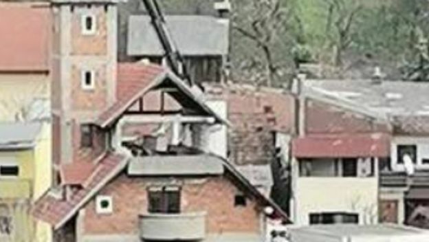 Neobičan ukras na vrhu zgrade u Zagrebu