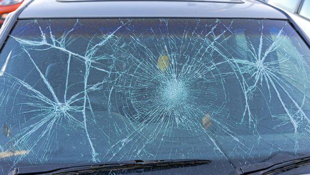 Ilustracija: razbijeno vjetrobransko staklo