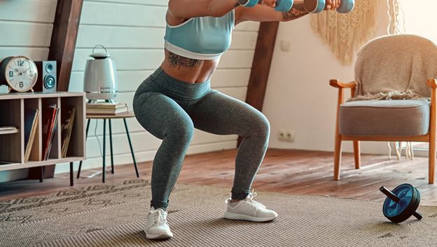 Žena vježba čučnjeve