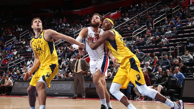 Bogdanović i Griffin čekaju skok za loptu (Foto: AFP)