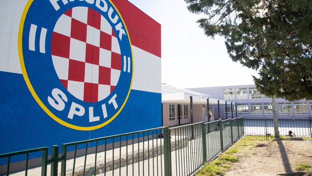 Grb Hajduka na školi u Splitu