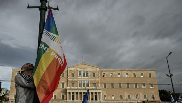 Vješanje LGBTQ+ zastave ispred zgrade Parlamenta