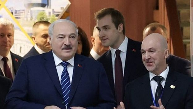 Aleksandr Lukašenko u društvu sina (desno) glasao u Minsku