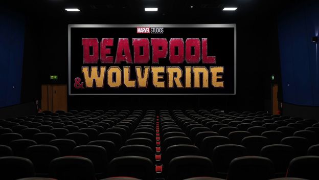 kino dvorana sa sjedalima i platnom na kjem piše deadpool & wolverine