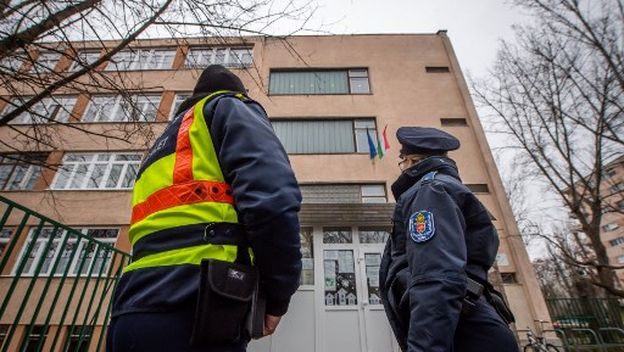 Policija stoji ispred prazne škole u Mađarskoj nakon što su zaprimili dojavu o bombi