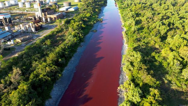 Kanal u predgrađu Buenos Airesa poprimio je crvenu boju