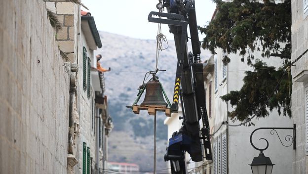 HGSS uklanja zvonik Kneževog dvora u Pagu nakon potresa - 2