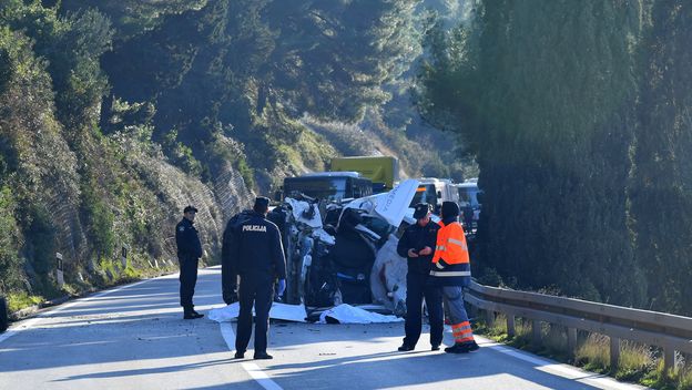 Stijena se odlomila i pala na vozilo kod Dubrovnika - 6