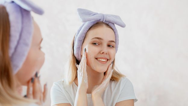 Tinejdžerica njeguje kožu