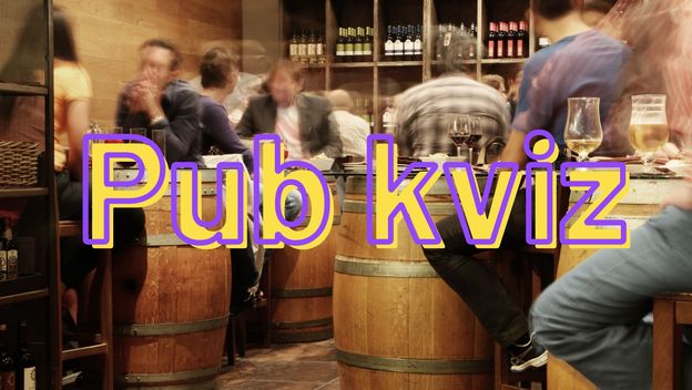 Pub i ljudi koji sjede i pričaju uz naslov kviza