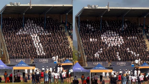 Usklađena koreografija na tribini sportskog stadiona