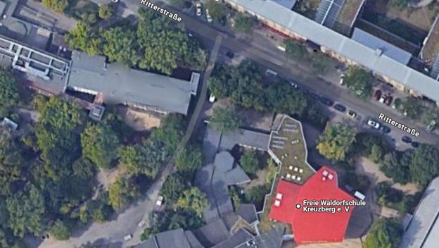 Satelitska slika škole sa spornim grafitom na krovu