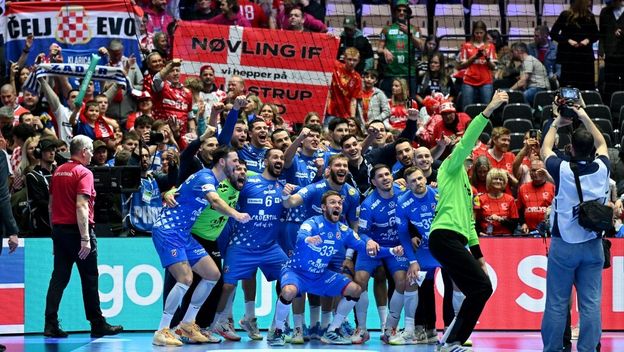 Slavlje rukometaša nakon osvojene medalje