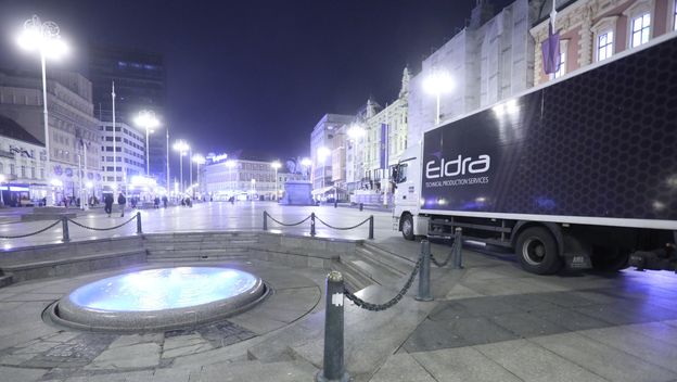 Kamioni s opremom za postavljanje pozornice na Trgu bana Josipa Jelacica - 1