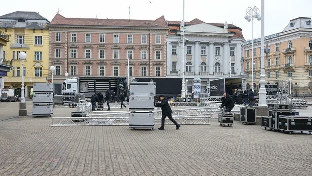 Zagreb: Postavljanje bine na glavnom Trgu gdje će biti organiziran doček rukometaša - 1