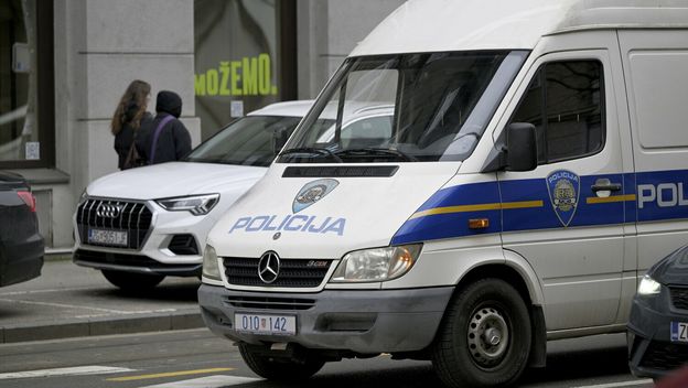 Policija u prostorijama stranke Možemo! - 6