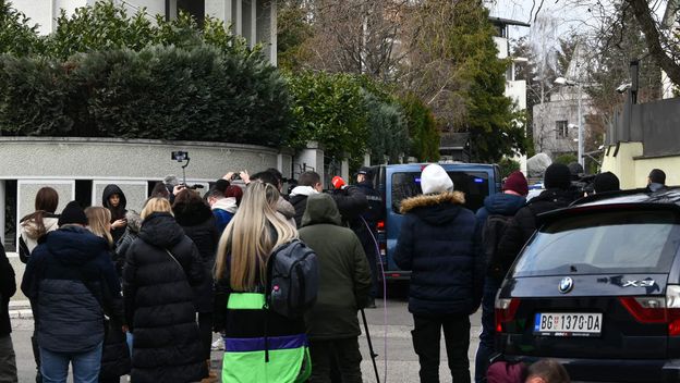 Novinari ispred kuće Zdravka Čolića u Beogradu