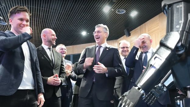 Robot RINNO nasmijao Plenkovića