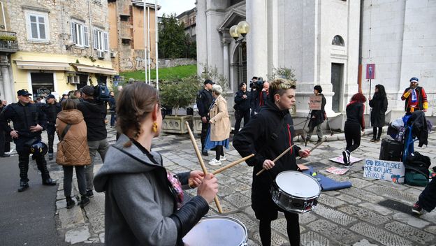 Prosvjednici protiv molitelja u Rijeci