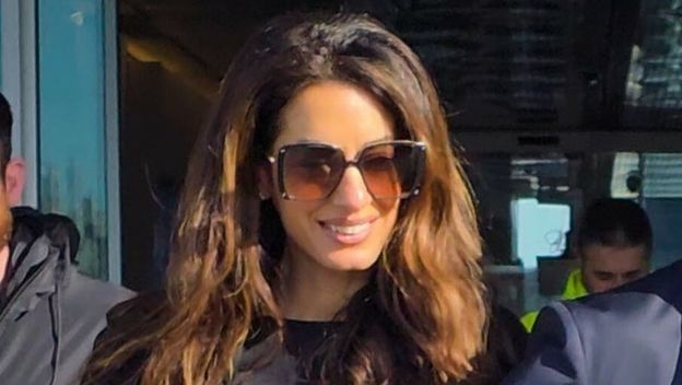 Amal Clooney u Milanu u Versace kombinaciji 2026. - 4