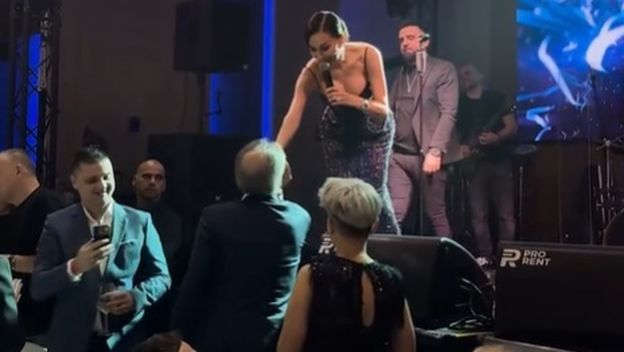 Mamić ljubi ruku Ceci