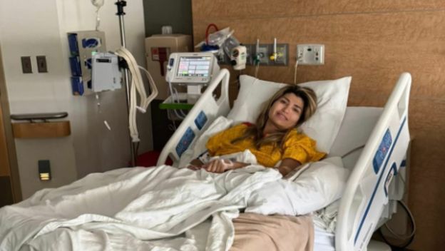 Schayene Silva kako leži u bolničkom krevetu nekon dijagnoze raka