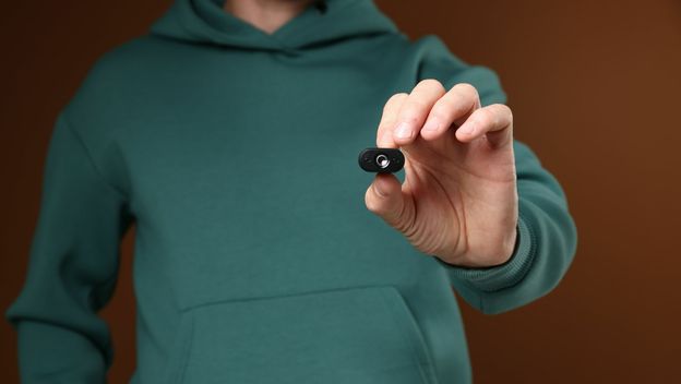 Držanje špijunske kamere u ruci