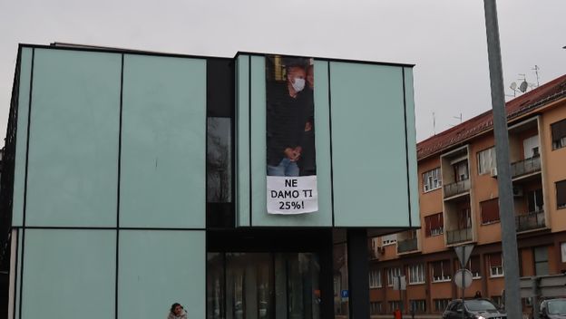 Pročelje zgrade, transparent