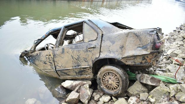 Olupina u Dunavu - 1