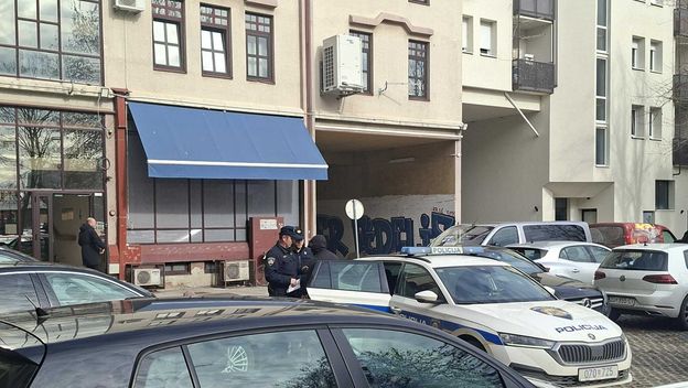 Osumnjičeni za trgovinu oružjem i drogu pristižu na ispitivanje