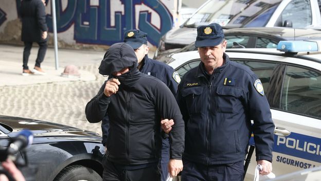 Privođenje osumnjičenih za krijumčarenje oružja i droge - 3