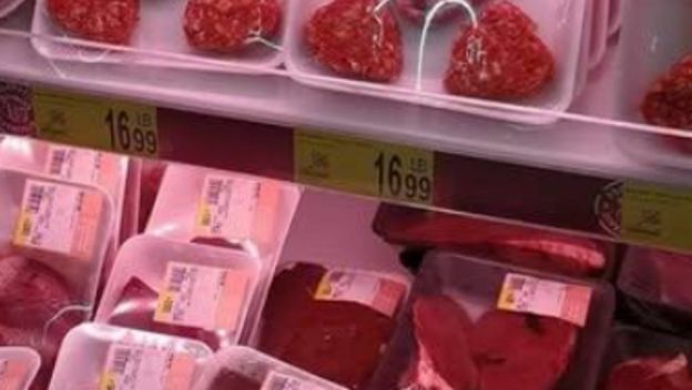 Polica u trgovini s mesnim proizvodima u obliku srca