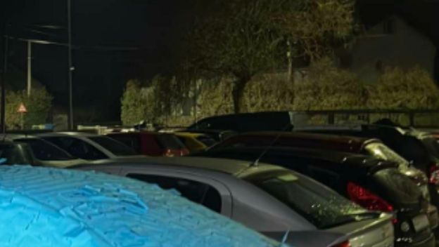 Automobil prepun plavih papirića na parkiralištu u Oroslavlju