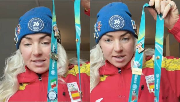 Španjolska klizačica koja pokazuje značke s Olimpijskih igara