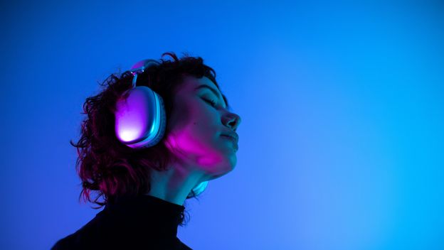 Djevojka sa slušalicama, ilustracija